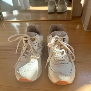 Unisex New Balance 574 Tan/White Colorway (Size 4.5 Men’s/6 Womens)